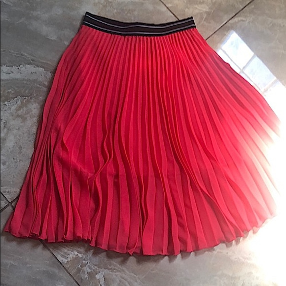 Topshop NWOT pleated midi skirt in fabulous red with elastic waist